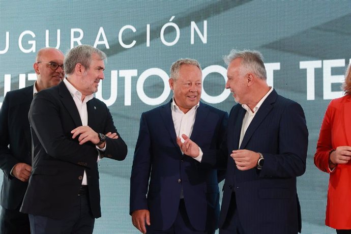 El ministro de Política Territorial y Memoria Democrática, Ángel Víctor Torres (1d), y el presidente de Canarias, Fernando Clavijo Batlle (1i), durante la inauguración de ‘La Luz Autoport Terminal’ en el puerto de la Luz, a 14 de octubre de 2024, en Las P