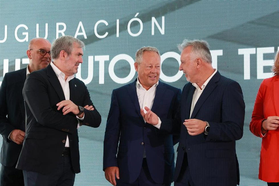 El ministro de Política Territorial y Memoria Democrática, Ángel Víctor Torres (1d), y el presidente de Canarias, Fernando Clavijo Batlle (1i), durante la inauguración de La Luz Autoport Terminal en el puerto de la Luz, a 14 de octubre de 2024, en Las