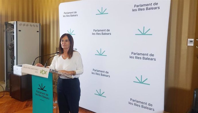 La portavoz de Vox en el Parlament, Manuela Cañadas, en rueda de prensa.