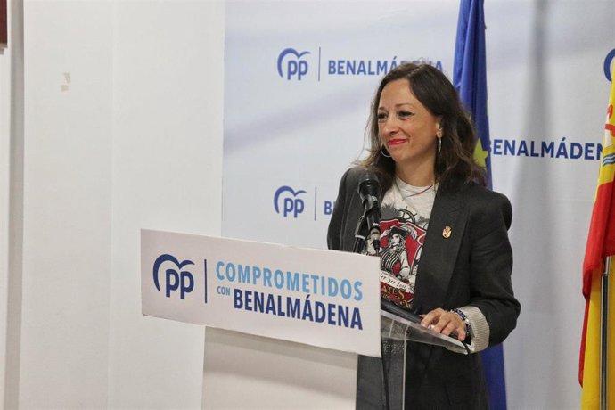 La presidenta del PP de Málaga, Patricia Navarro, en una reunión con afiliados en Benalmádena.