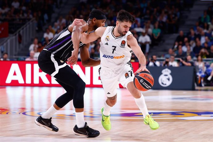 Facundo Campazzo ante Brandon Davies en el Real Madrid-Partizán de la Euroliga 2024-2025