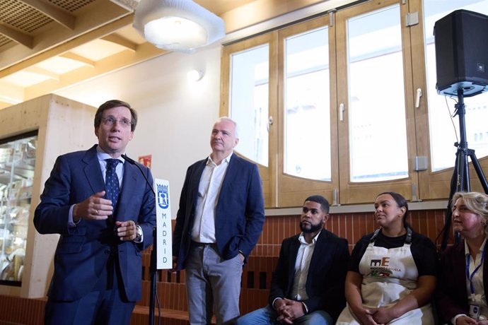 El alcalde de Madrid, José Luis Martínez-Almeida (i), y la delegada de Economía, Innovación y Hacienda, Engracia Hidalgo (d), durante la inauguración del Mercado Municipal de San Cristóbal