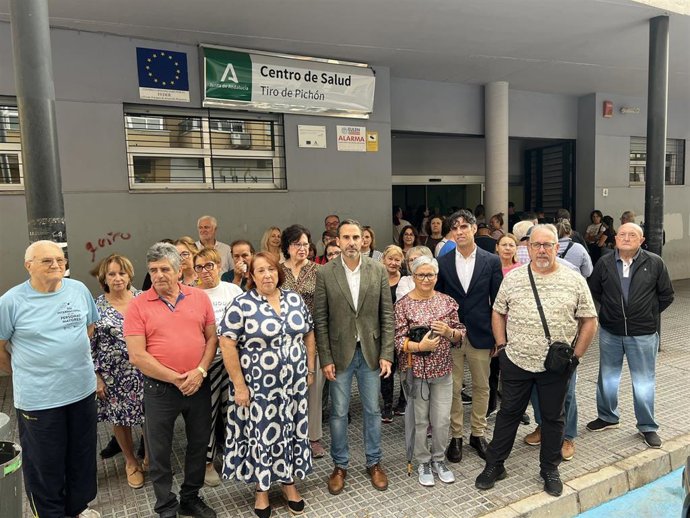 El portavoz socialista en el Ayuntamiento de Málaga, Daniel Pérez, y los concejales del PSOE Carmen Martín y Pablo Orellana informa sobre la gestión sanitaria