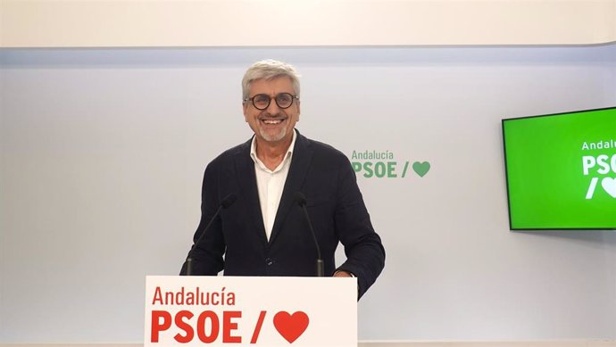 El portavoz adjunto del PSOE-A, Josele Aguilar, en rueda de prensa en Sevilla.