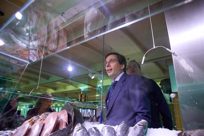 El alcalde de Madrid, José Luis Martínez-Almeida, durante la inauguración del Mercado Municipal de San Cristóbal