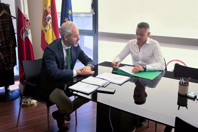 El consejero de Educación, Formación Profesional y Universidades, Sergio Silva, se reúne con el alcalde de San Pedro del Romeral, Jesús Mantecón