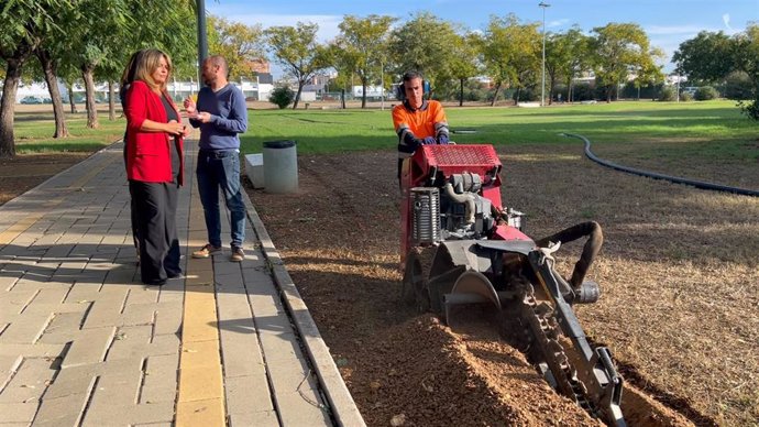 La delegada de Parques y Jardines comprueba la modernización del sistema de riego de la Hacienda San Antonio.