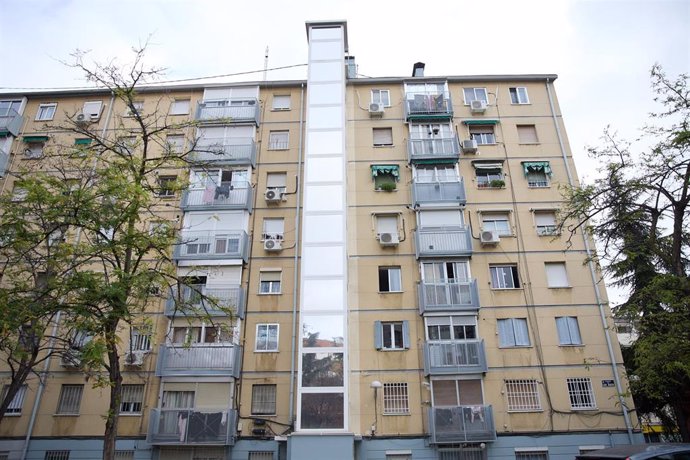 Archivo - Un ascensor instalado en la fachada de un edificio en la calle Marcelo Usera, a 9 de diciembre de 2023, en Madrid (España).