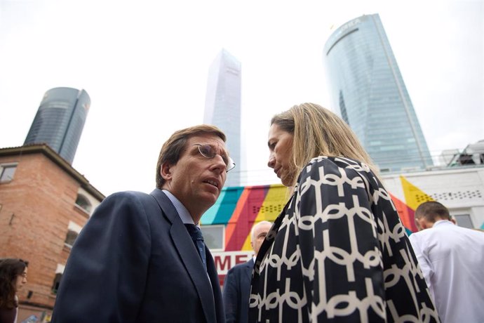 El alcalde de Madrid, José Luis Martínez-Almeida, y la concejala de Chamartín, Yolanda Estrada, durante la inauguración del Mercado Municipal de San Cristóbal