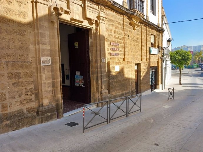 Vista exterior del colegio público Alameda en Chiclana de la Frontera (Cádiz).