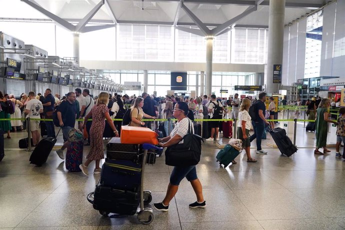 Los aeropuertos andaluces registran "pequeñas demoras" al operar de manera manual tras el fallo de Microsoft