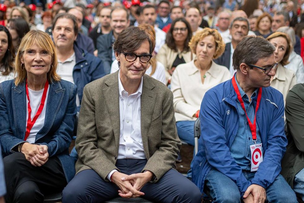 (I-D) La viceprimera secretaria del PSC, Llusa Moret, el presidente de la Generalitat, Salvador Illa, y el secretario del área de Organización y Acción Electoral del PSC, José Luis Jimeno, durante la Festa de la Rosa del PSC