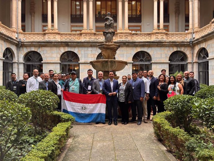 Foto de familia con los representantes de Paraguay