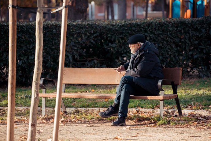 Archivo - Un hombre anciano sentado en un banco, a 29 de noviembre de 2023, en Madrid (España). Las pensiones contributivas subirán un 3,8% en 2024 con la fórmula de revalorización recogida en la ley de reforma de las pensiones en la que se tiene en cuent