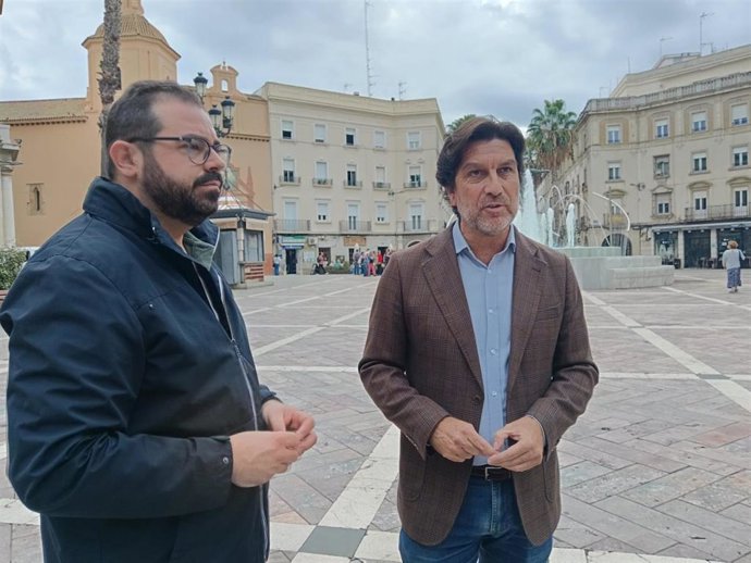 El portavoz del PSOE de Huelva y parlamentario andaluz, Enrique Gaviño, acompañado por el portavoz del PSOE en el Ayuntamiento de La Palma del Condado y secretario general de esta formación en el municipio, Rogelio Pinto.