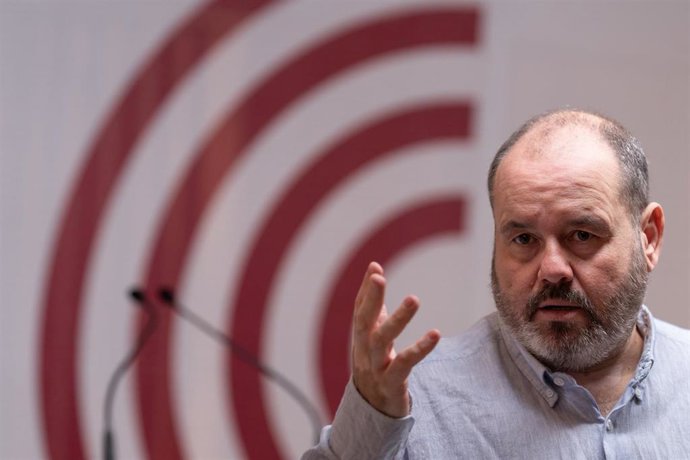 Archivo - El portavoz de los Comuns, Joan Mena, durante una rueda de prensa en la sede de los Comuns, a 23 de septiembre de 2024, en Barcelona, Catalunya