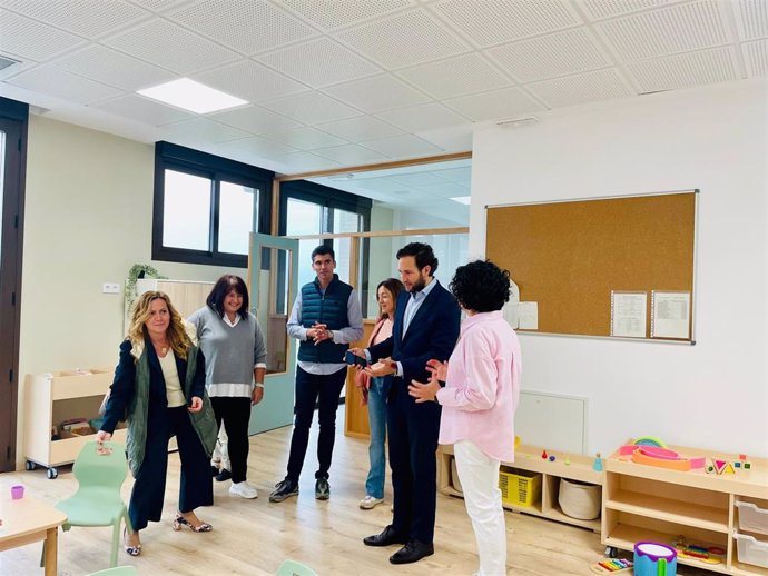 La directora provincial de Educación de Huesca, Mónica Martínez, y el alcalde de Monzón y presidente de la DPH, Isaac Claver, en la Escuela Infantil 'La alegría' de este municipio.