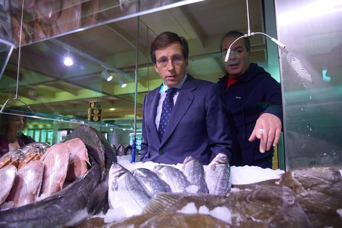 El alcalde de Madrid, José Luis Martínez-Almeida (i), durante la inauguración del Mercado Municipal de San Cristóbal