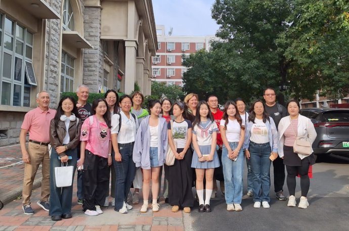 Los representantes de la UdL en Tianjin (China) con estudiantes que cursaron el Diploma de Estudios Hispánicos