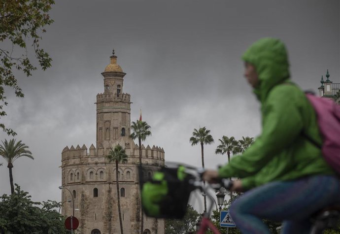 Archivo - La Torre del Oro durante una jornada de lluvia.