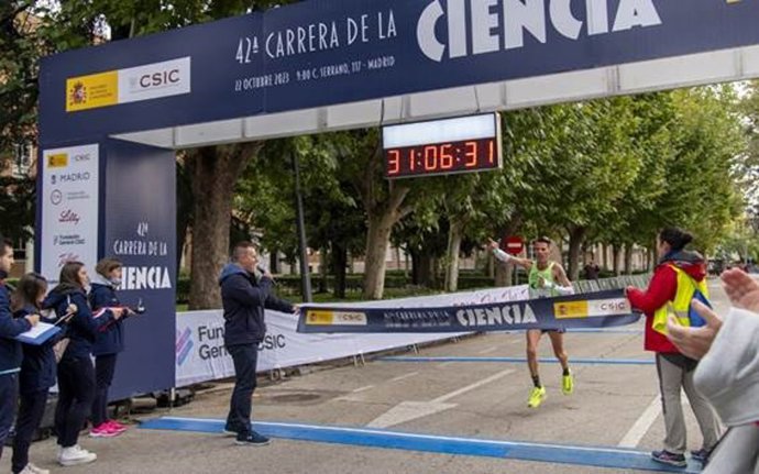 Javier Martínez Fernández, ganador en la categoría general, llega a meta en la pasada edición de la carrera