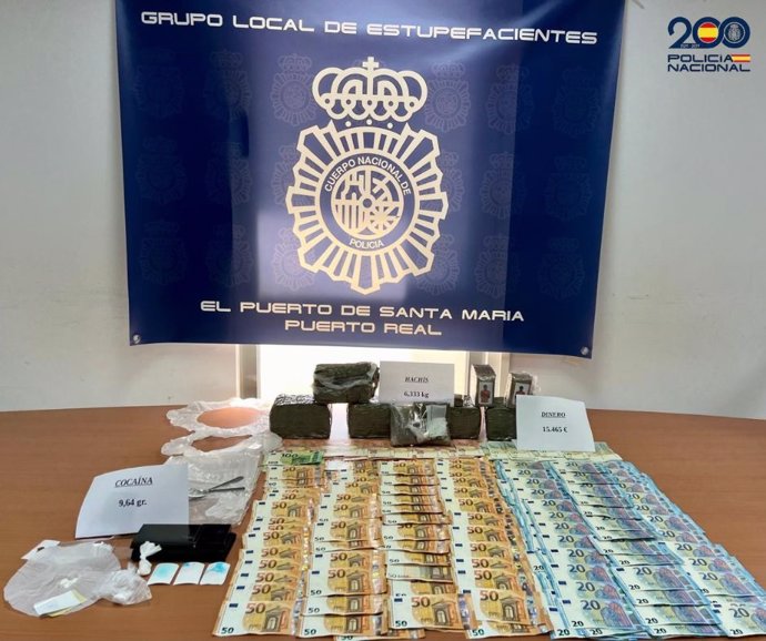 Dinero y droga incautada al desmantelar un punto de venta de droga en Puerto Real (Cádiz)