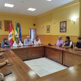 Javier Vidal y Vanesa Beltrán con apicultores de la Sierra de Cádiz.