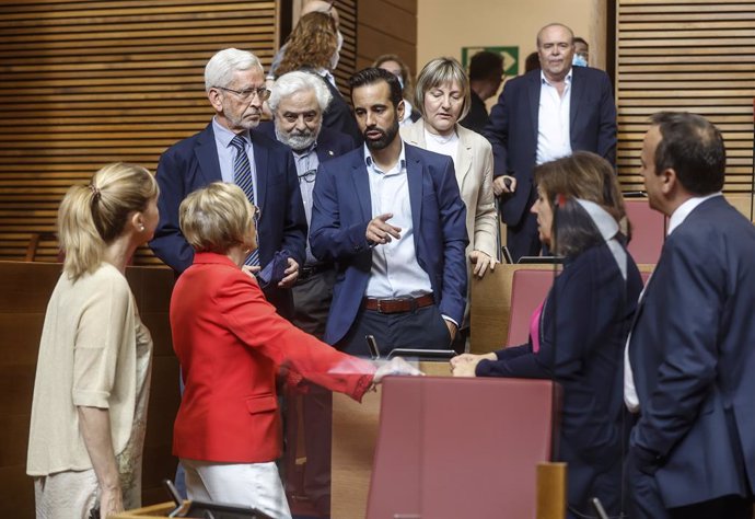 Archivo - Arxiu - El secretari d'Organització del PSPV-PSOE, José Muñoz, juntament amb diversos membres del PSOE a Les Corts