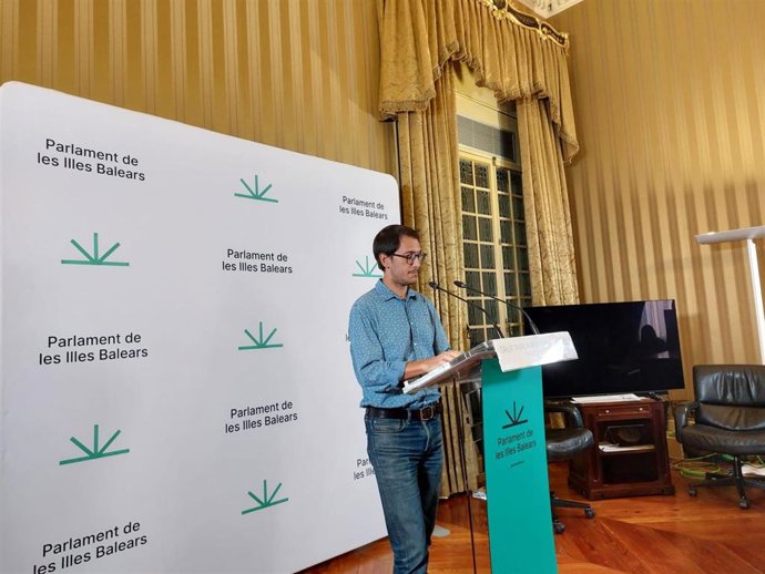 El portavoz parlamentario del PSIB-PSOE, Iago Negueruela, en rueda de prensa