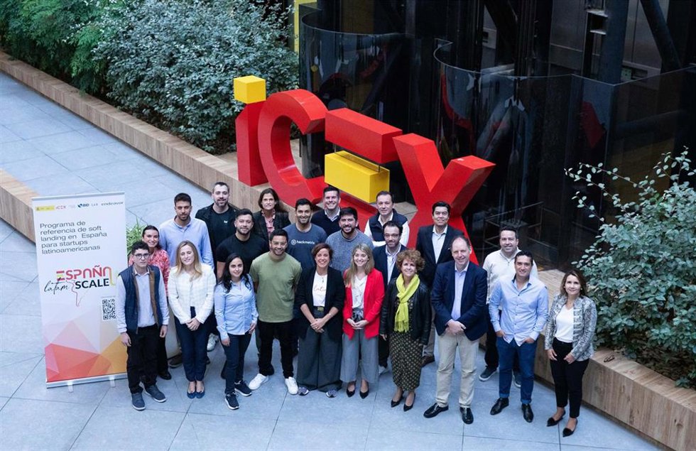 La consejera delegada de ICEX, Elisa Carbonell, la directora ejecutiva de Invest in Spain, Elisa García Grande y Fazia Pusterla, representante de BID Europa, con las empresas del programa.