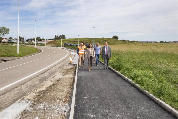 Archivo - El consejero de Fomento, Roberto Media, durante la visita a unas obras en Cantabria