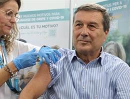 El conseller de Sanidad se vacuna contra la gripe