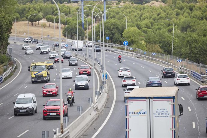Archivo - Varios vehículos en la autovía A-3, a 30 de agosto de 2024, en Madrid (España). La Dirección General de Tráfico (DGT) prevé 4.760.000 movimientos de largo recorrido con motivo de la operación retorno del verano que se pone en marcha desde las 15