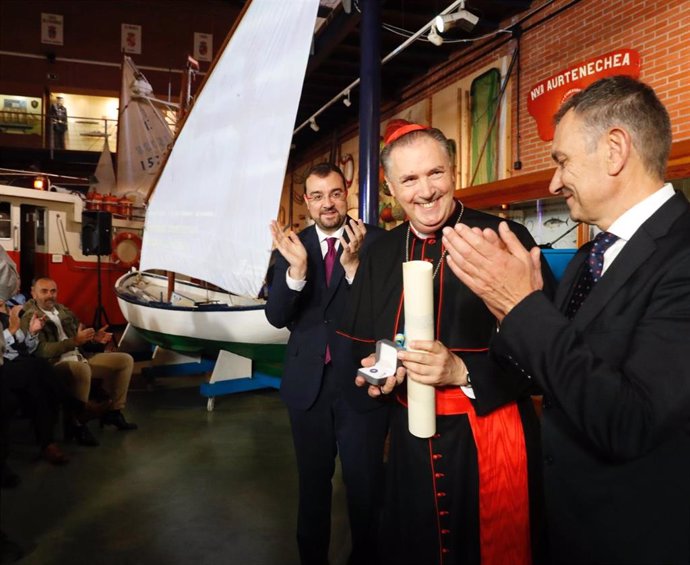 El cardenal Ángel Fernández recibe el título de Hijo Predilecto.