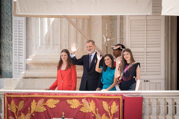 Archivo - (I-D) La Princesa Leonor, el Rey Felipe, la Reina Letizia y la Infanta Sofía saludan desde balcón de la Plaza de Oriente con ocasión del X aniversario de la Proclamación de Su Majestad el Rey, en el Palacio Real, a 19 de junio de 2024, en Madr
