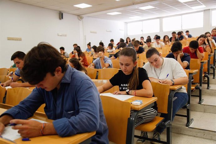 Archivo - Examen de Selectividad de septiembre en Andalucía (Foto de archivo).