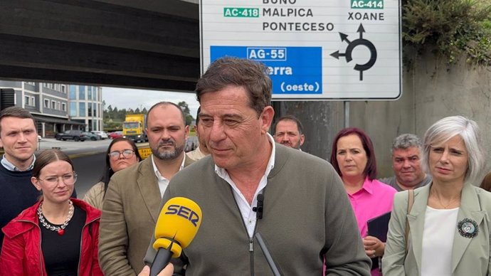 El secretario xeral del PSdeG, José Ramón Gómez Besteiro, reclama en Carballo más bonificaciones para la AG-55 y ampliar la autopista hasta Fisterra.