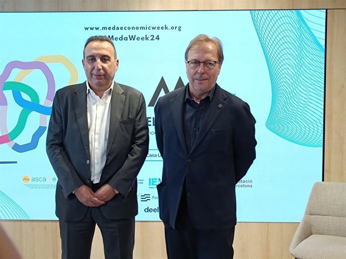 El coordinador general de Ascame, Anwar Zibaoui, y el presidente de la Cámara de Barcelona, Josep Santacreu, en rueda de prensa este lunes