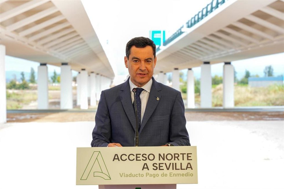El presidente de la Junta de Andalucía, Juanma Moreno, este lunes en La Rinconada (Sevilla)