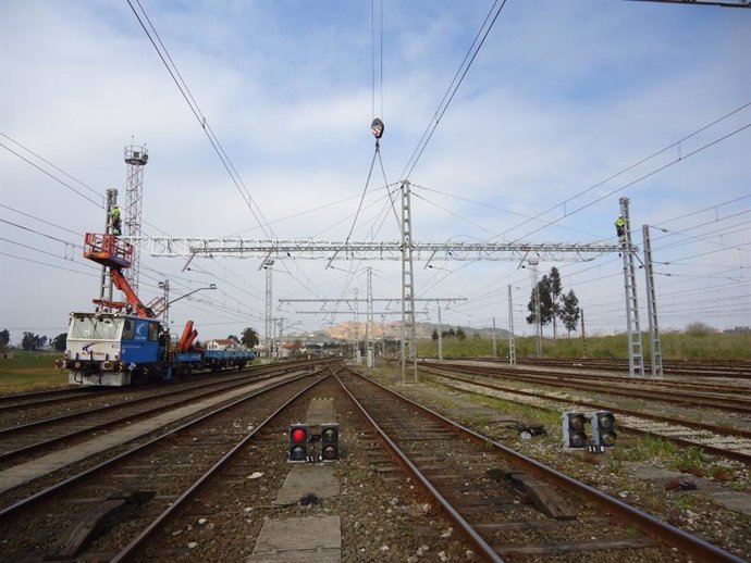 Archivo - Terminal logística de Maliaño. Vías del tren