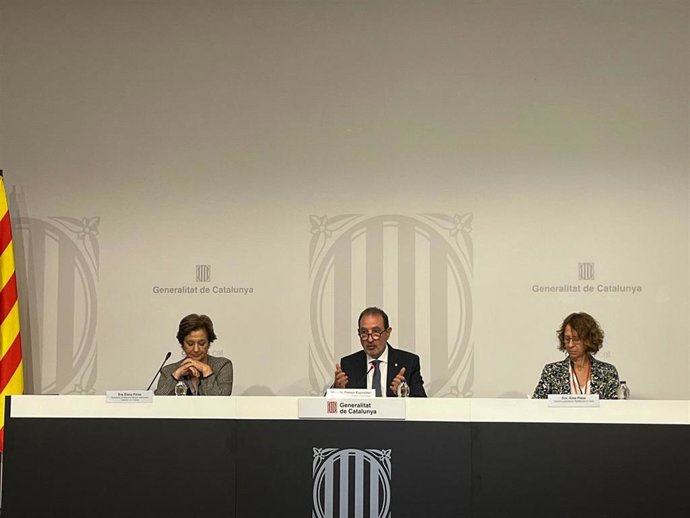 El conseller Ramon Espadaler; la secretaria de Medidas Penales, Reinserción y Atención a la Víctima, Elena Pérez, y la directora general de Salud, Aina Plaza