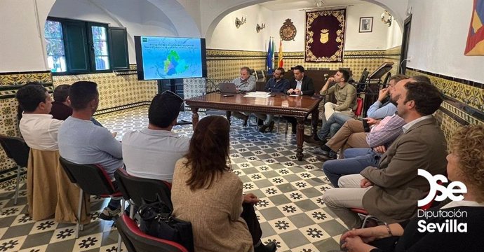 La Diputación presenta a los alcaldes de Sierra Morena su proyecto de abastecimiento de agua en la comarca.