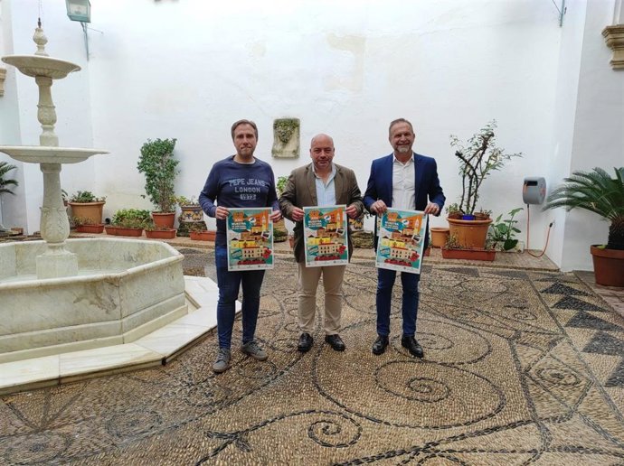 Duque (centro), junto a Torres (dcha.) y Coleto, en la presentación de la XXII Muestra de Cine Rural de Dos Torres.