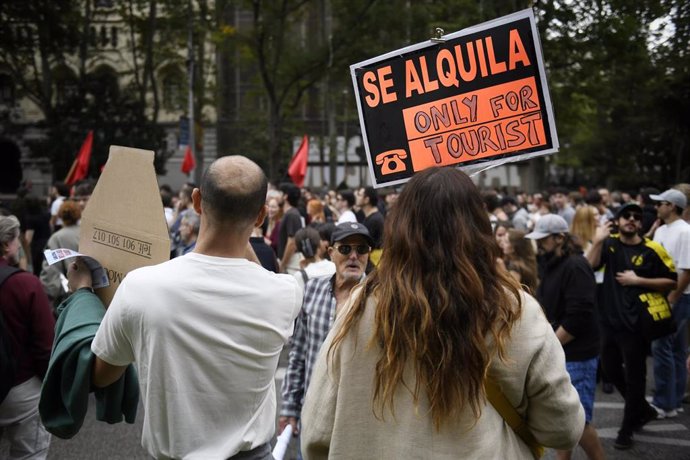 Varias personas durante una manifestación para denunciar el precio de los alquileres