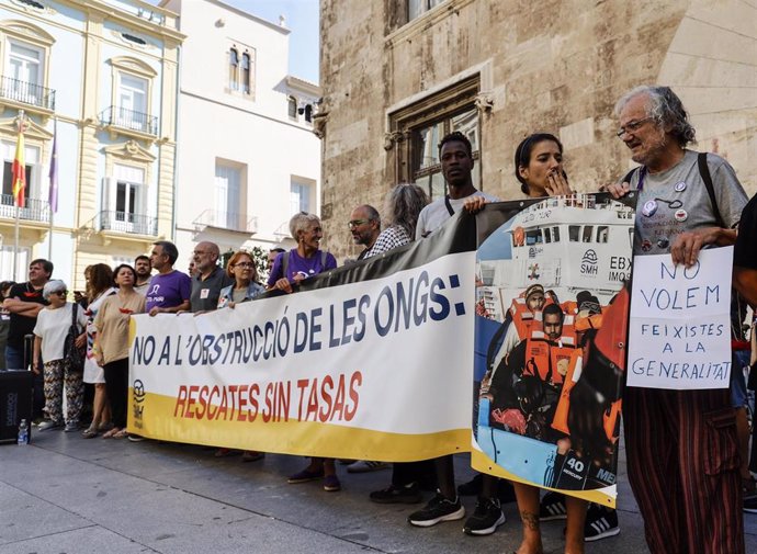 Archivo - Manifestantes durante la manifestación convocada por Salvamento Marítimo Humanitario en contra del cobro de tasas a barcos de rescate, a 6 de septiembre de 2024, en Valencia (España). 