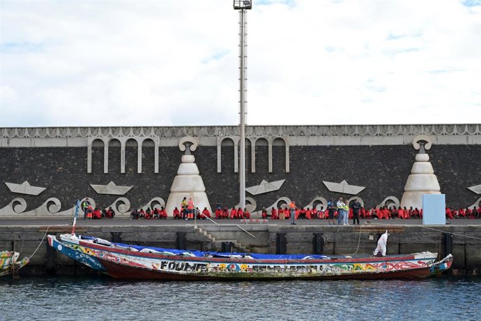 Archivo - Decenas de migrantes, tras su llegada en un cayuco, a 26 de octubre de 2023, en El Hierro, Santa Cruz de Tenerife, Tenerife, Canarias (España). Hasta el puerto de La Restinga, en El Hierro, han llegado en las últimas semanas más de 5.000 migra