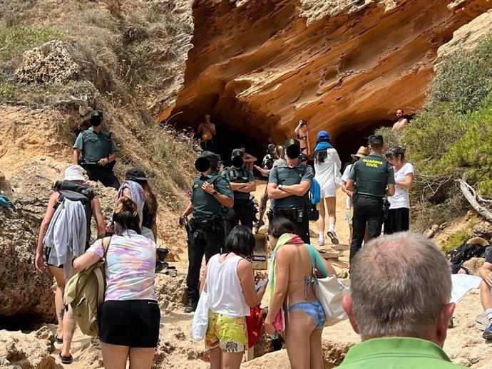 Archivo - Agentes de la Guardia Civil identificaron a algunos de los concentrados en el Caló des Moro.