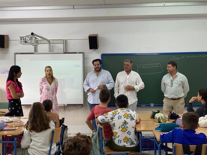 El diputado provincial Ignacio Trujillo en un centro educativo de Estella del Marqués.