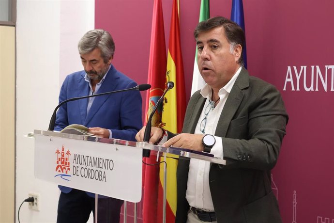 El portavoz del gobierno del Ayuntamiento de Córdoba, Miguel Ángel Torrico (al fondo), y el delegado de Infraestructuras, Miguel Ruiz Madruga.