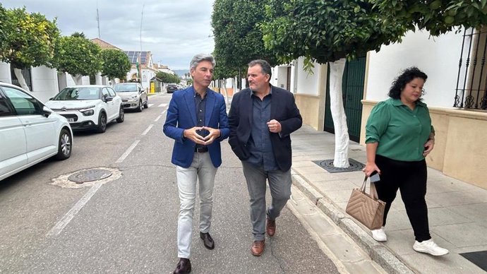 Andrés Lorite (izda.) en su visita a Encinarejo.